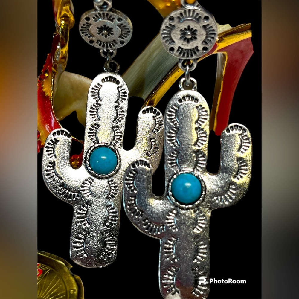 Cute southwestern 🌵 cactus earrings